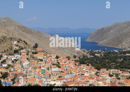 Symi Island, Egeo Meridionale, Grecia - parte di Horio, la città alta, guardando qui verso distante Pedi Bay Foto Stock