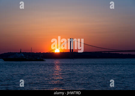 Vedute del tramonto sul Verrazano Narrows Bridge da Coney Island e Seagate Foto Stock