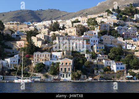 Symi Island, Egeo Meridionale, Grecia - la principale città / Porto, Gialos (o Yialos, come è anche noto) Foto Stock