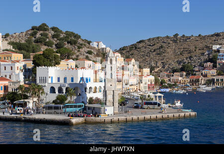 Symi Island, Egeo Meridionale, Grecia - la principale città / Porto, Gialos (o Yialos, come è anche noto) con il municipal Clock Tower nel centro Foto Stock