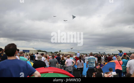 Un stealth B-2 bombardiere Spirito con due F-15 fighters al 2017 Royal International Air Tattoo a RAF Fairford nel Gloucestershire. Foto Stock