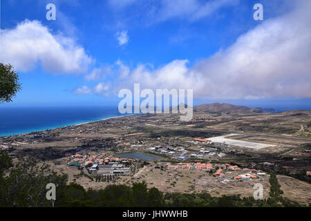 Vista della spiaggia e della città di Vila Baleira e Ilheu da Cal visto da Pico do Castelo sull'Atlantico portoghese isola di Porto Santo e di Madeira Foto Stock