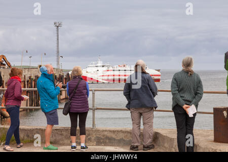 Piedi i passeggeri in attesa di Pentland Ferries nave per arrivare alla baia di branchie, dal terminal dei traghetti di Caithness in Scozia UK Foto Stock