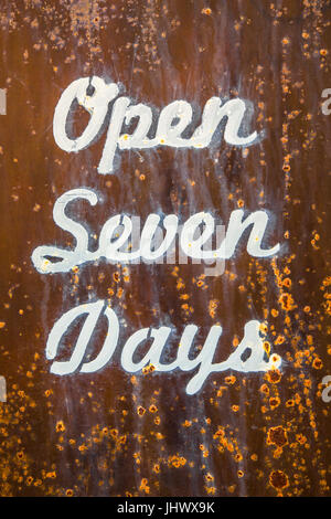 Aperto sette giorni a settimana segno retail Foto Stock