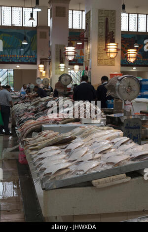 Il pesce in esposizione al mercato del pesce di Souq Sharq in Kuwait City Foto Stock