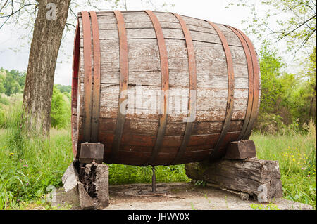 Barile vecchio che indica l'inizio di una zona vitivinicola di eccellenti uve. Foto Stock