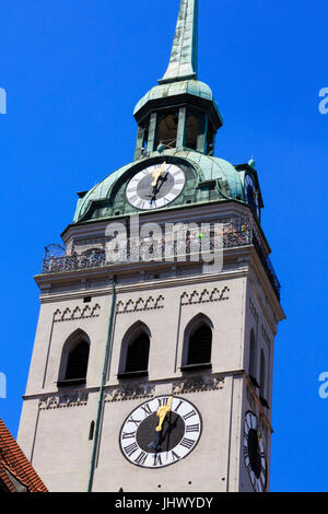 I turisti prendere in vista dalla torre Peterskirche, Monaco di Baviera, Germania Foto Stock