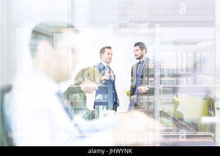 La gente di affari in ufficio moderno. Foto Stock