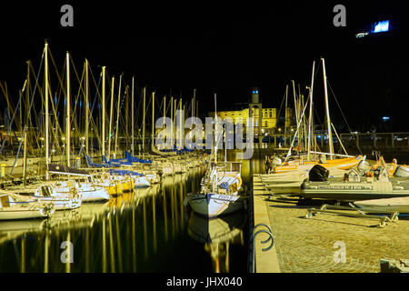 Illuminato in marina e la vecchia stazione di energia durante la notte. Riva del Garda centro storico. Il lago di Garda. Italia Foto Stock