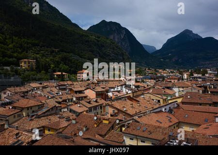 Piastrellate rooftpos dalla torre campanaria. Riva del Garda. Italia Foto Stock
