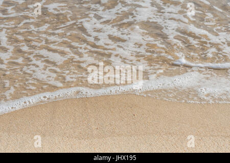 Close Up di Ocean increspature sulla spiaggia con costa sabbiosa Foto Stock