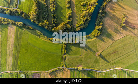 Ansa del fiume circondato da campi dal colpo d'occhio. Foto Stock