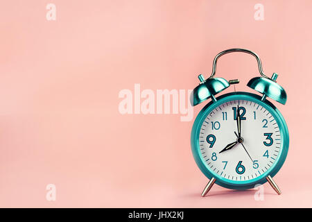 In stile vintage orologio sveglia con camera per copiare lo spazio. Foto Stock