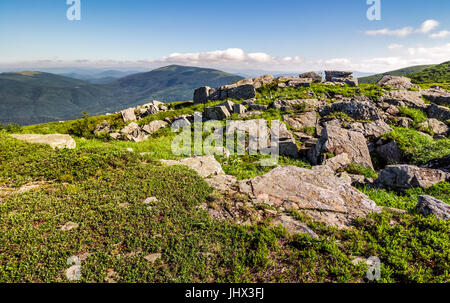 Enormi massi sul bordo della collina. bel tempo in estate paesaggio di montagna Foto Stock