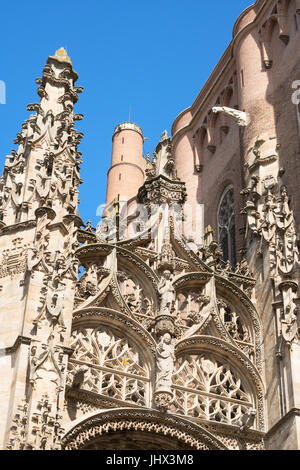 Vista dettagliata della scultura in pietra sopra l'ingresso sud alla cattedrale di Albi, Francia Foto Stock