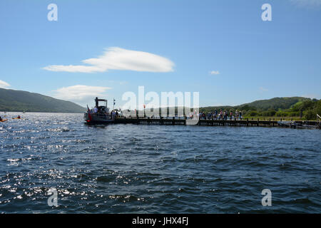 I turisti di salire a bordo del Steam Yacht Gondola sul Coniston Water nel Lake District Cumbria Inghilterra England Foto Stock