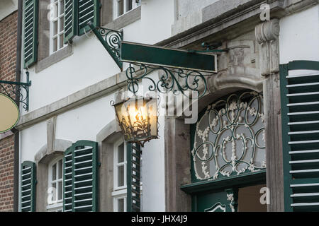 Illuminato medievale street lanterna in ferro battuto. Foto Stock