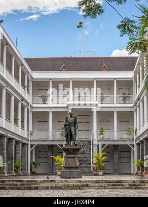 Port Louis, Mauritius - Dicembre 25, 2015: Statua di Sir William Stevenson, governatore dell'Isola di Mauritius, governo casa a Port Louis, Mauritius. Foto Stock