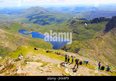 Walkers picnic Lyyn Llydaw paesaggio, Mount Snowdon, Gwynedd, Snowdonia, Galles del Nord, Regno Unito Foto Stock