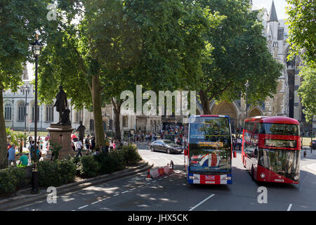 Una gita in autobus con il Tour Originale del marchio più recente di una unione jack flag aziona attraverso la piazza del Parlamento, il 7 luglio 2017, nel centro di Londra. Foto Stock