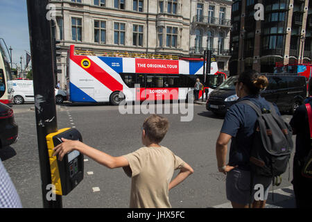 Una gita in autobus con il Tour Originale del marchio più recente di una unione jack flag aziona attraverso la piazza del Parlamento , il 7 luglio 2017, nel centro di Londra. Foto Stock