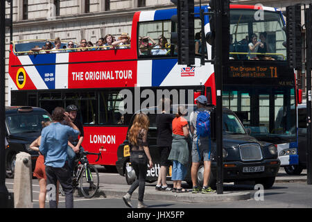 Una gita in autobus con il Tour Originale del marchio più recente di una unione jack flag aziona attraverso la piazza del Parlamento, il 7 luglio 2017, nel centro di Londra. Foto Stock