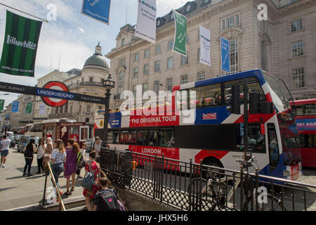 Una gita in autobus con il Tour Originale del marchio più recente di una unione jack flag aziona attraverso Piccadilly Circus Square, il 7 luglio 2017, nel centro di Londra. Foto Stock