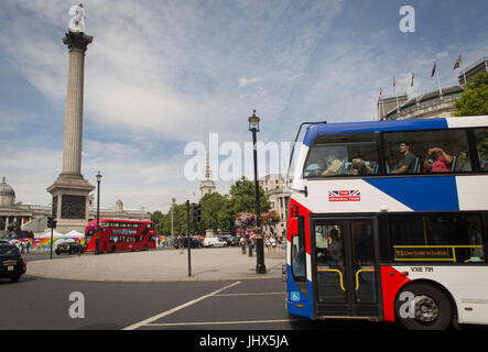 Una gita in autobus con il Tour Originale del marchio più recente di una unione jack flag aziona attraverso Trafalgar Square nel suo percorso attraverso Westminster, il 7 luglio 2017, nel centro di Londra. Foto Stock