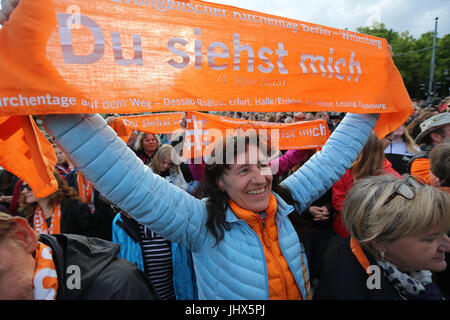 Partecipante wavin il Kirchentagschal (Scrittura dice 'mi vedi') durante il servizio di apertura al trentaseiesimo Chiesa protestante di Germania il Congresso 2017 a Berlino, Germania, 24.05.2017 Foto Stock