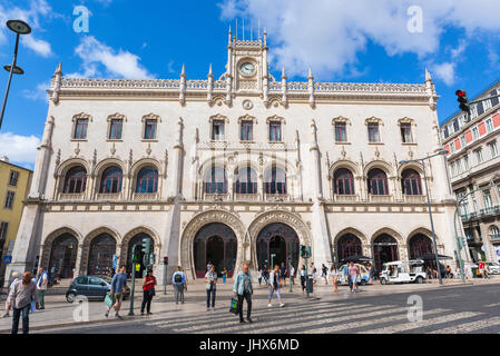 Lisbona stazione ferroviaria, Vista della facciata del XIX secolo di Rossio stazione ferroviaria nel centro di Lisbona, Portogallo. Foto Stock