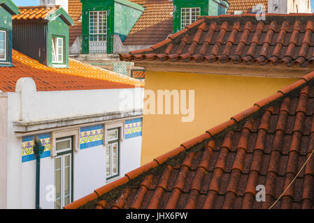 Lisbona portogallo architettura, vista attraverso i tetti in una strada del centro storico quartiere di Alfama a Lisbona, Portogallo. Foto Stock