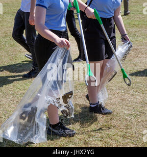 Southport, Merseyside, i bambini della scuola di volontariato reclutati da una scuola vicina visitano il Royal Birkdale Golf Club durante il campionato Open in un viaggio sul campo per raccogliere rifiuti e impegnarsi in un cucciolo pick up. Dotato di raccoglitori della lettiera & sacchetti di plastica trasparenti le ragazze & i ragazzi sono stati messi al lavoro per liberare l'area di rifiuti scartati, plastica, detriti e carta che riempiono i loro sacchetti della spazzatura. La gente vuole raccogliere la figliata per aiutare l'ambiente, rendere la comunità guardare meglio e scoraggiare ulteriore lettering. Lattine di soda, sacchetti di plastica, e mozziconi di sigaretta cuccioli l'ambiente e choke fauna selvatica Foto Stock