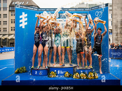 Amburgo, Germania. 16 Luglio, 2017. Charlotte McShane, Ashleigh Gentle, Matteo Hauser, Jacob Birtwhistle (Australia, C, 1° posto) Kirsten Kasper, Katie Zaferes, Ben Kanute, Matteo Mcelroy (USA, L, 2° posto) e Maaike Caelers, Rachel Klamer, Marco Van der Stel, Jorik Van Egdom (Paesi Bassi, r, 3° posto) stessi a spruzzo con birra durante hte cerimonia di vittoria per il team misti evento presso l'ITU Triathlon World Series ai Campionati Mondiali di Amburgo, Germania, 16 luglio 2017. Foto: Christophe Gateau/dpa/Alamy Live News Foto Stock