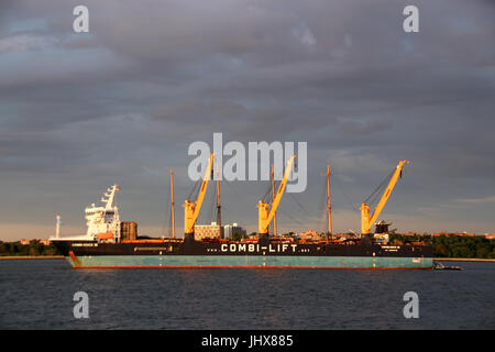 New York, Stati Uniti d'America. Il 15 luglio 2017. Il dock nave "Combi Dock III' con il museo della nave 'Pechino' a bordo nel porto di New York, Stati Uniti d'America, 15 luglio 2017. La nave è impostato su off per la Germania il 18 luglio. Foto: Christina Horsten/dpa/Alamy Live News Foto Stock