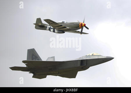 RAF Fairford, UK. 16 Luglio, 2017. Il vecchio incontra il nuovo, una guerra mondiale II Mustang P51D e un Lockheed Martin F22 Raptor Credito: Uwe Deffner/Alamy Live News Foto Stock