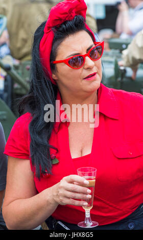 Poole va Vintage, Poole, Dorset, Regno Unito. Il 16 luglio 2017. Poole va Vintage evento avviene sul Quay - visitatori vestire in abiti d'epoca. Credito: Carolyn Jenkins/Alamy Live News Foto Stock