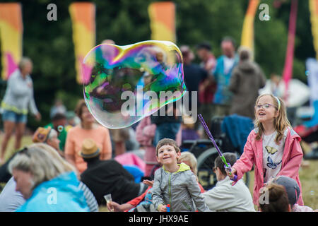 Latitude Festival, UK 16 Luglio, 2017 i bambini continuano ad avere divertimento con bolle - Il 2017 Latitude Festival, Henham Park. Suffolk 16 luglio 2017 Credit: Guy Bell/Alamy Live News Foto Stock