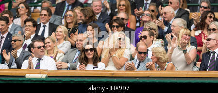 Il torneo di Wimbledon, Londra, Regno Unito. 16 Luglio, 2017. Il torneo di Wimbledon Tennis Championships 2017 tenutosi presso il All England Lawn Tennis e Croquet Club di Londra, Inghilterra, Regno Unito. Singolo maschile - finale Roger Federer (SUI) [3] v Marin CILIC (CRO) [7] sul Centre Court. Il Duca e la Duchessa di Cambridge guardare la partita dal Royal Box . Credito: Duncan Grove/Alamy Live News Foto Stock