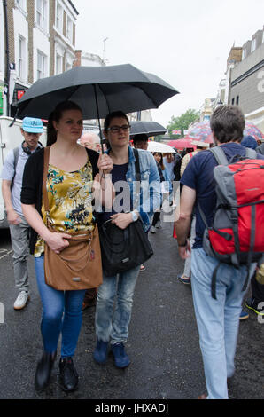 Londra, Regno Unito. Il 15 luglio 2017. Regno Unito: Meteo nuvole grigie e passaggio di docce in Portobello Road, Londra. Matteo Ashmore/Alamy Live News Foto Stock