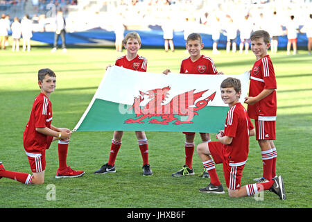 Chester, Pennsylvania, USA. Il 15 luglio 2017. Bambini locali tenere alta la bandiera del Galles prima di un internazionale amichevole giocata a Talen Energy Stadium di Chester, PA. Swansea e l'Unione europea ha giocato per un 2-2 a. Credito: Ken Inness/ZUMA filo/Alamy Live News Foto Stock