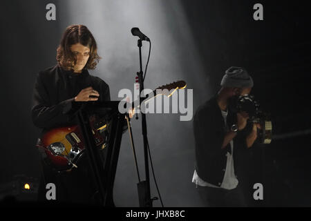 Skyler Skjelset di Fleet Foxes performing live sull'Obelisco in fase di chiusura headline slot a 2017 Latitude festival in Henham Park, Southwold nel Suffolk. Foto Data: Domenica, 16 luglio 2017. Foto di credito dovrebbe leggere: Roger Garfield/Alamy Live News. Foto Stock