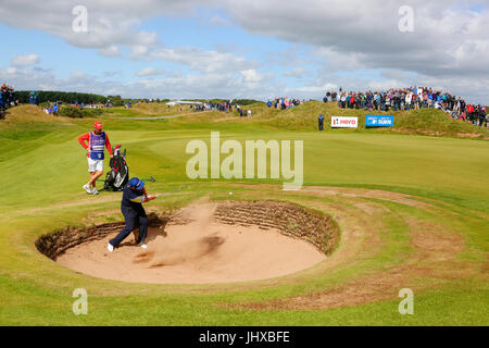 Irvine, Ayrshire, in Scozia, Regno Unito. 16 Luglio, 2017. Il giorno finale di Aberdeen Asset management Scottish Open Golf Championship fornito gran parte del dramma ed emozionante giocare da un campo internazionale di golfisti in lizza per il trofeo e un premio in denaro. Il concorso è stato svolto su Dundonald Links vicino a Irvine Ayrshire in Scozia nel caldo sole estivo e si è concluso con una drammatica vittoria per RAFA CABRERA BELLO forma Spagna Credito: Findlay/Alamy Live News Foto Stock