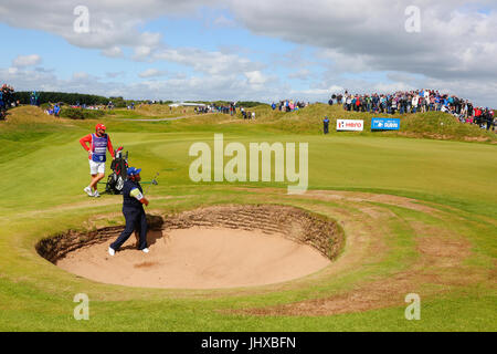 Irvine, Ayrshire, in Scozia, Regno Unito. 16 Luglio, 2017. Il giorno finale di Aberdeen Asset management Scottish Open Golf Championship fornito gran parte del dramma ed emozionante giocare da un campo internazionale di golfisti in lizza per il trofeo e un premio in denaro. Il concorso è stato svolto su Dundonald Links vicino a Irvine Ayrshire in Scozia nel caldo sole estivo e si è concluso con una drammatica vittoria per RAFA CABRERA BELLO forma Spagna Credito: Findlay/Alamy Live News Foto Stock