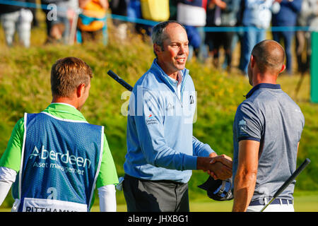 Irvine, Ayrshire, in Scozia, Regno Unito. 16 Luglio, 2017. Il giorno finale di Aberdeen Asset management Scottish Open Golf Championship fornito gran parte del dramma ed emozionante giocare da un campo internazionale di golfisti in lizza per il trofeo e un premio in denaro. Il concorso è stato svolto su Dundonald Links vicino a Irvine Ayrshire in Scozia nel caldo sole estivo e si è concluso con una drammatica vittoria per RAFA CABRERA BELLO forma Spagna Credito: Findlay/Alamy Live News Foto Stock