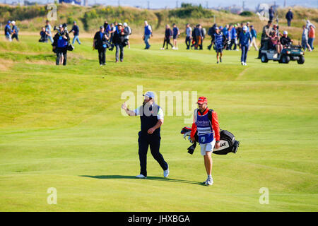 Irvine, Ayrshire, in Scozia, Regno Unito. 16 Luglio, 2017. Il giorno finale di Aberdeen Asset management Scottish Open Golf Championship fornito gran parte del dramma ed emozionante giocare da un campo internazionale di golfisti in lizza per il trofeo e un premio in denaro. Il concorso è stato svolto su Dundonald Links vicino a Irvine Ayrshire in Scozia nel caldo sole estivo e si è concluso con una drammatica vittoria per RAFA CABRERA BELLO forma Spagna Credito: Findlay/Alamy Live News Foto Stock