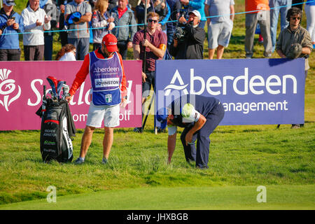 Irvine, Ayrshire, in Scozia, Regno Unito. 16 Luglio, 2017. Il giorno finale di Aberdeen Asset management Scottish Open Golf Championship fornito gran parte del dramma ed emozionante giocare da un campo internazionale di golfisti in lizza per il trofeo e un premio in denaro. Il concorso è stato svolto su Dundonald Links vicino a Irvine Ayrshire in Scozia nel caldo sole estivo e si è concluso con una drammatica vittoria per RAFA CABRERA BELLO forma Spagna Credito: Findlay/Alamy Live News Foto Stock