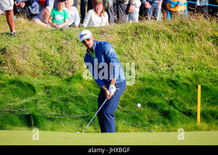 Irvine, Ayrshire, in Scozia, Regno Unito. 16 Luglio, 2017. Il giorno finale di Aberdeen Asset management Scottish Open Golf Championship fornito gran parte del dramma ed emozionante giocare da un campo internazionale di golfisti in lizza per il trofeo e un premio in denaro. Il concorso è stato svolto su Dundonald Links vicino a Irvine Ayrshire in Scozia nel caldo sole estivo e si è concluso con una drammatica vittoria per RAFA CABRERA BELLO forma Spagna Credito: Findlay/Alamy Live News Foto Stock