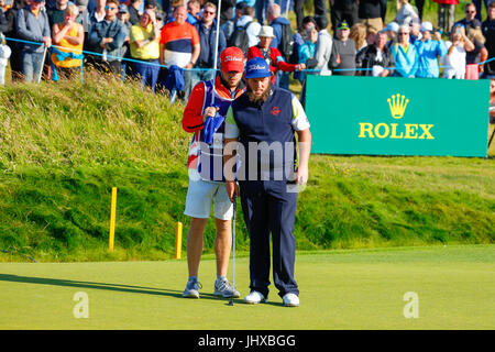 Irvine, Ayrshire, in Scozia, Regno Unito. 16 Luglio, 2017. Il giorno finale di Aberdeen Asset management Scottish Open Golf Championship fornito gran parte del dramma ed emozionante giocare da un campo internazionale di golfisti in lizza per il trofeo e un premio in denaro. Il concorso è stato svolto su Dundonald Links vicino a Irvine Ayrshire in Scozia nel caldo sole estivo e si è concluso con una drammatica vittoria per RAFA CABRERA BELLO forma Spagna Credito: Findlay/Alamy Live News Foto Stock