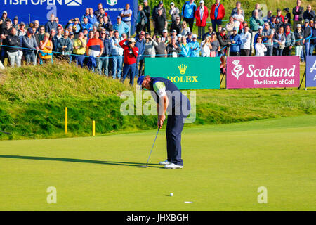 Irvine, Ayrshire, in Scozia, Regno Unito. 16 Luglio, 2017. Il giorno finale di Aberdeen Asset management Scottish Open Golf Championship fornito gran parte del dramma ed emozionante giocare da un campo internazionale di golfisti in lizza per il trofeo e un premio in denaro. Il concorso è stato svolto su Dundonald Links vicino a Irvine Ayrshire in Scozia nel caldo sole estivo e si è concluso con una drammatica vittoria per RAFA CABRERA BELLO forma Spagna Credito: Findlay/Alamy Live News Foto Stock