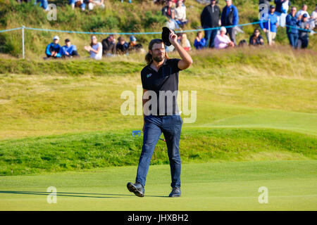 Irvine, Ayrshire, in Scozia, Regno Unito. 16 Luglio, 2017. Il giorno finale di Aberdeen Asset management Scottish Open Golf Championship fornito gran parte del dramma ed emozionante giocare da un campo internazionale di golfisti in lizza per il trofeo e un premio in denaro. Il concorso è stato svolto su Dundonald Links vicino a Irvine Ayrshire in Scozia nel caldo sole estivo e si è concluso con una drammatica vittoria per RAFA CABRERA BELLO forma Spagna Credito: Findlay/Alamy Live News Foto Stock